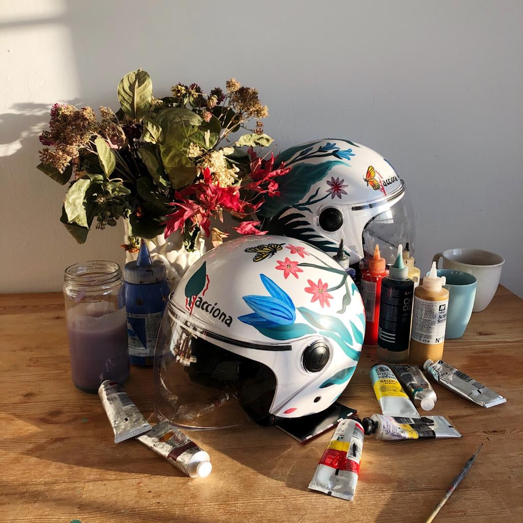 Mercedes Bellido paints on two helmets for a viral action by Acciona Movilidad